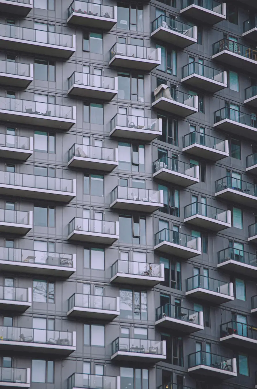 Edificio residencial con balcones