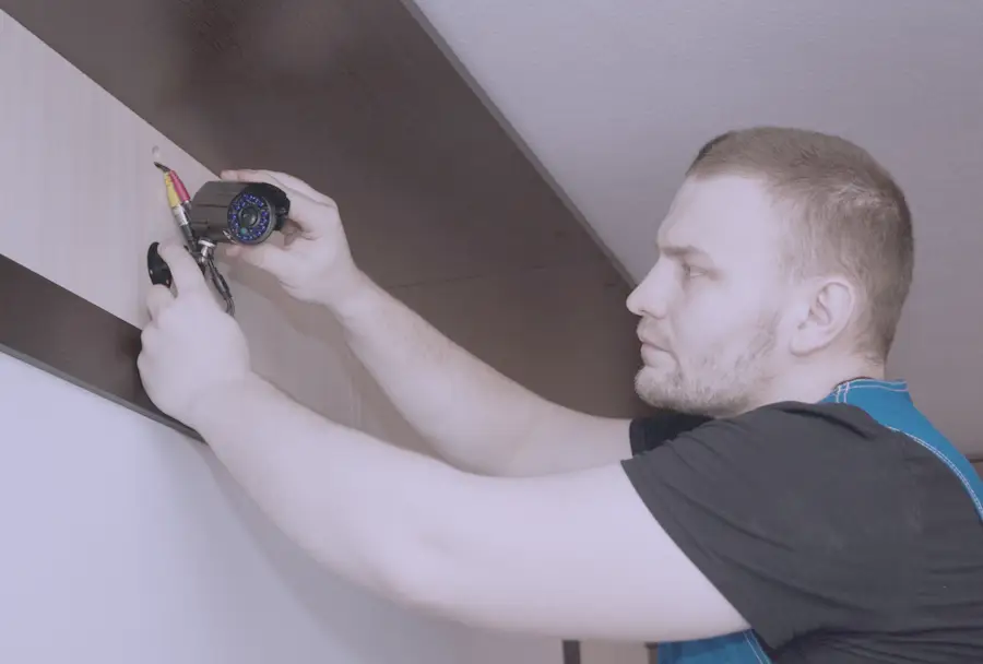 Electricista reparando una instalación en la pared